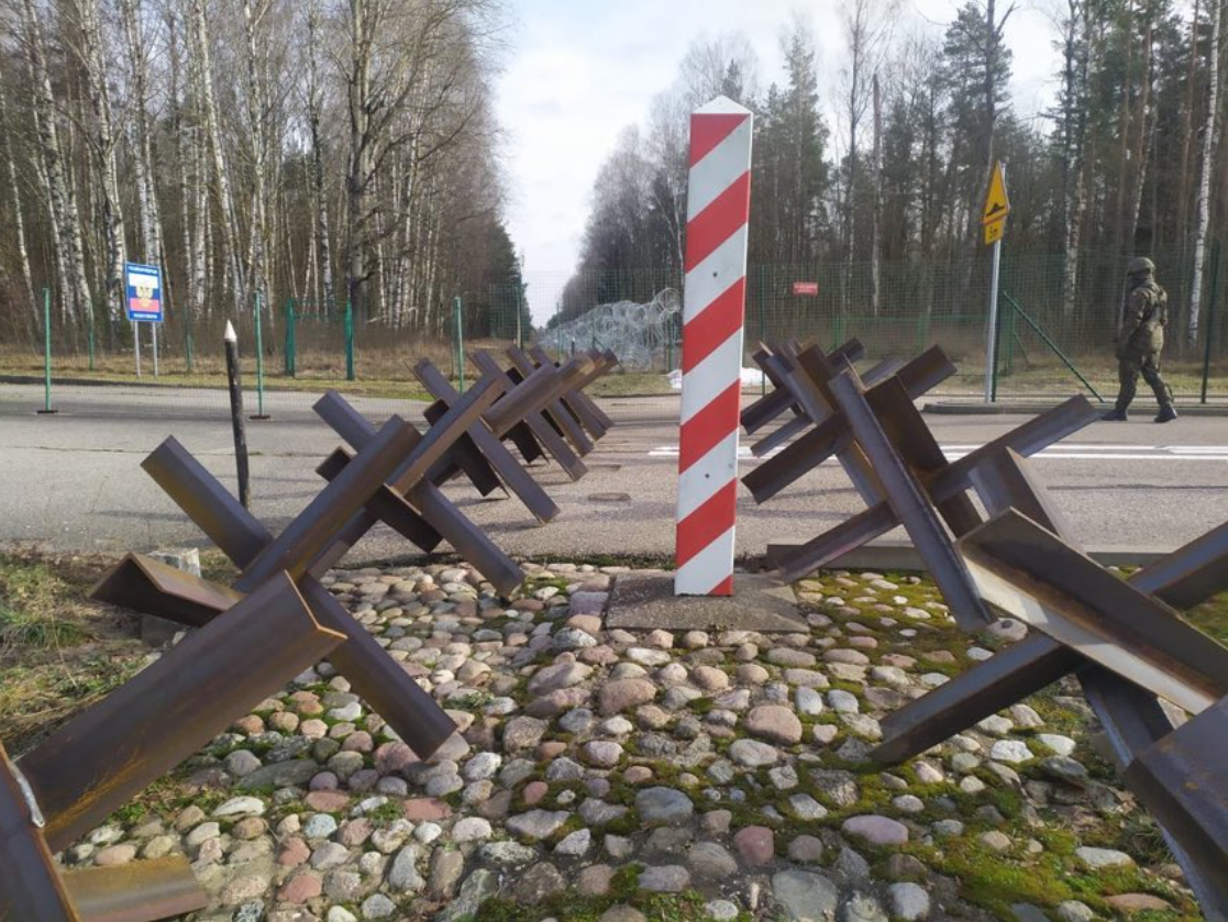 Польша начала устанавливать противотанковые ежи на границе с Беларусью и Россией