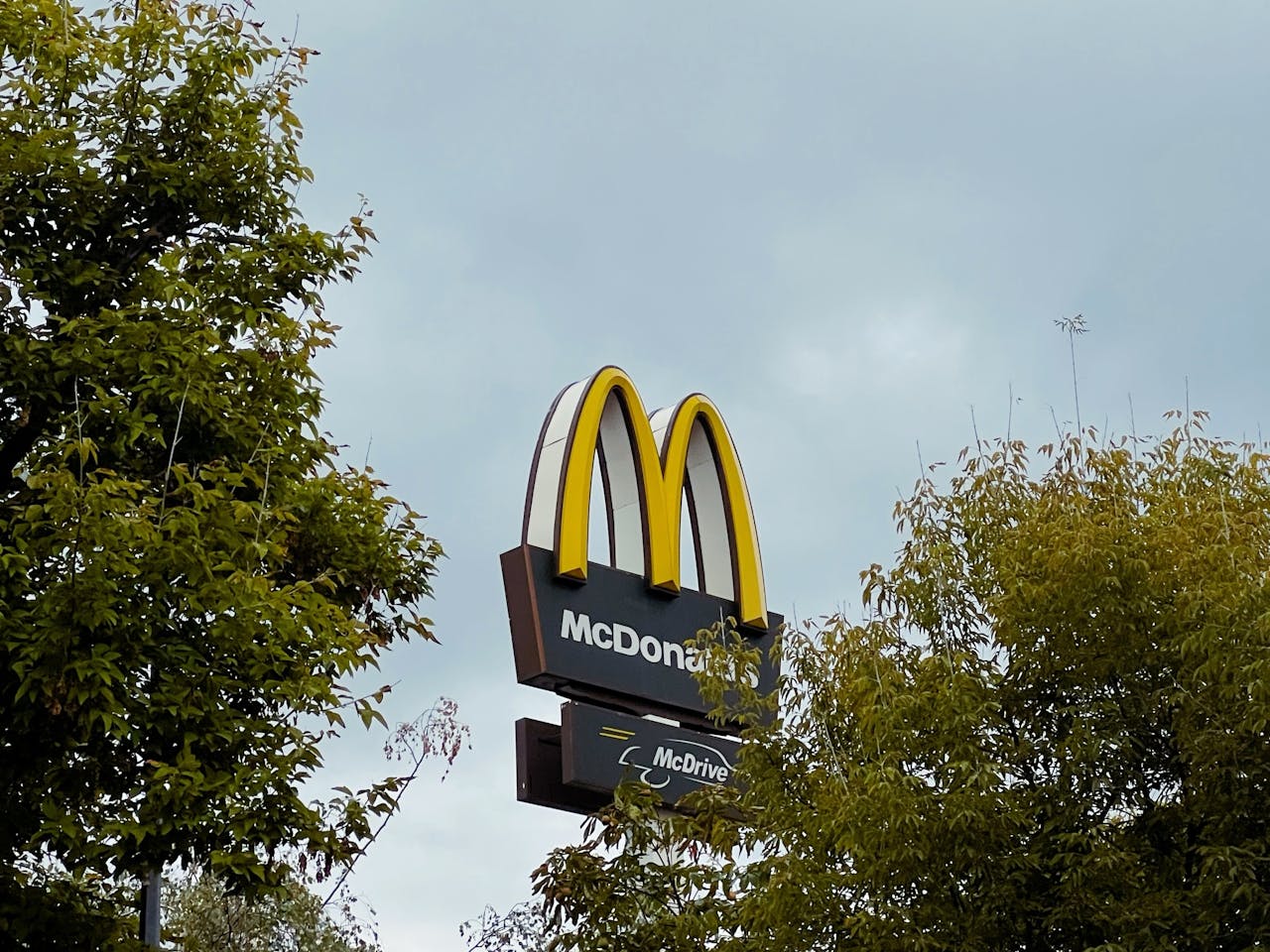 В топ-10 самых дорогих брендов мира место Nike занял McDonald’s. А кто лидирует