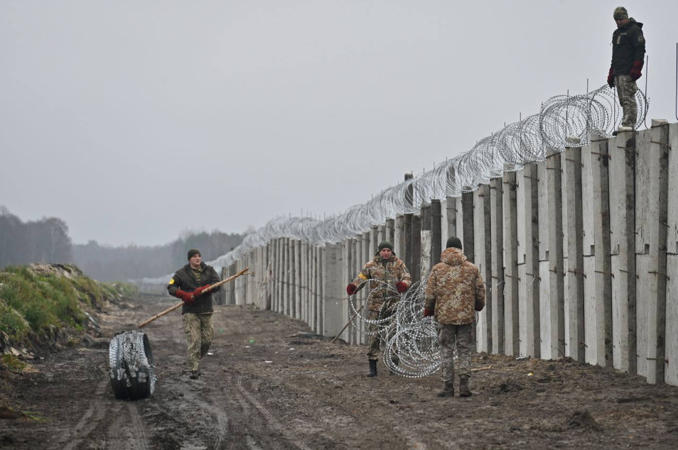 Украина строит забор на границе с Беларусью: пока 3 км, но будет больше