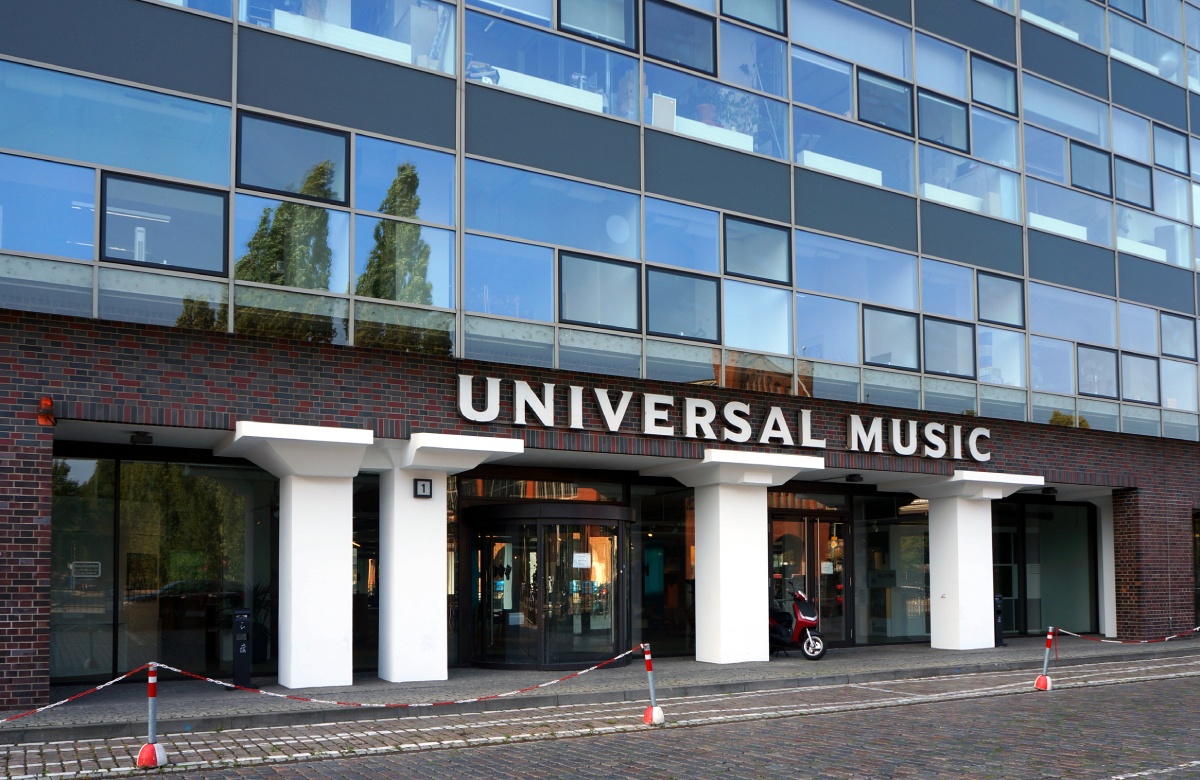 Universal Music призвала стриминговые платформы удалять музыку авторства ИИ