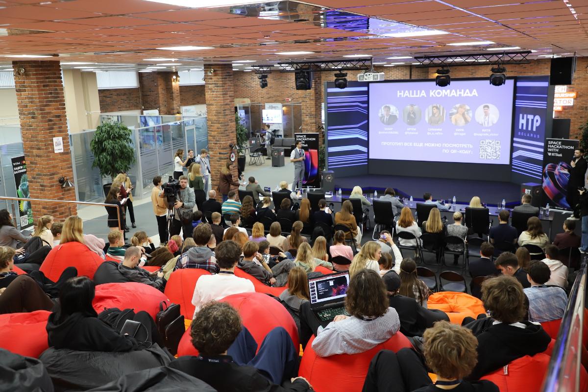 На хакатоне в ПВТ победил стартап про необычную зарплатную карту