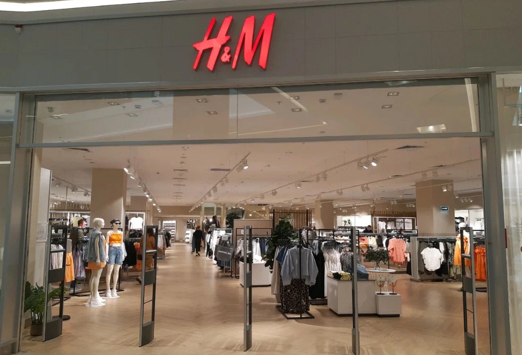 H&M все-таки уйдет из Беларуси. Магазины откроют не надолго