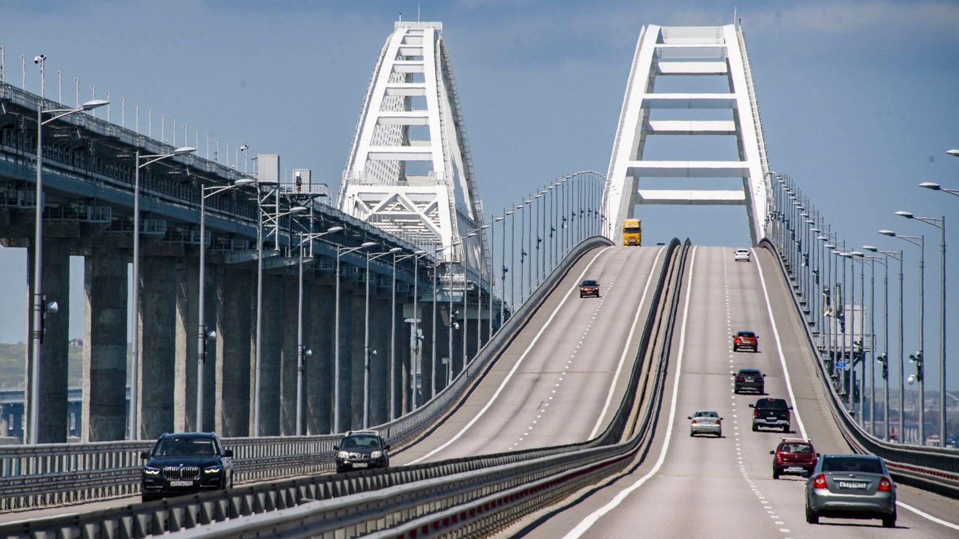 Власти России заявили о полном открытии Крымского моста для автомобилей