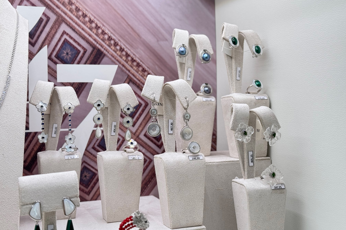 Танцующие бриллианты, турмалин и шпинель: в Минске проходит выставка «Украшения для бизнес-леди»