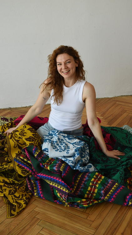 «Будто бабушка обняла». Минчанка шьет бомберы из советских покрывал — цены от $100