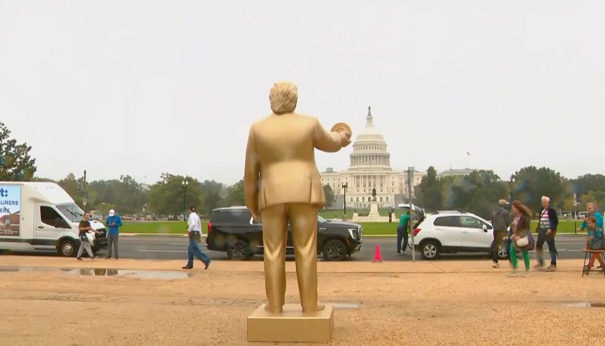 В Вашингтоне установили огромную скульптуру Трампа с биткоином (фото)