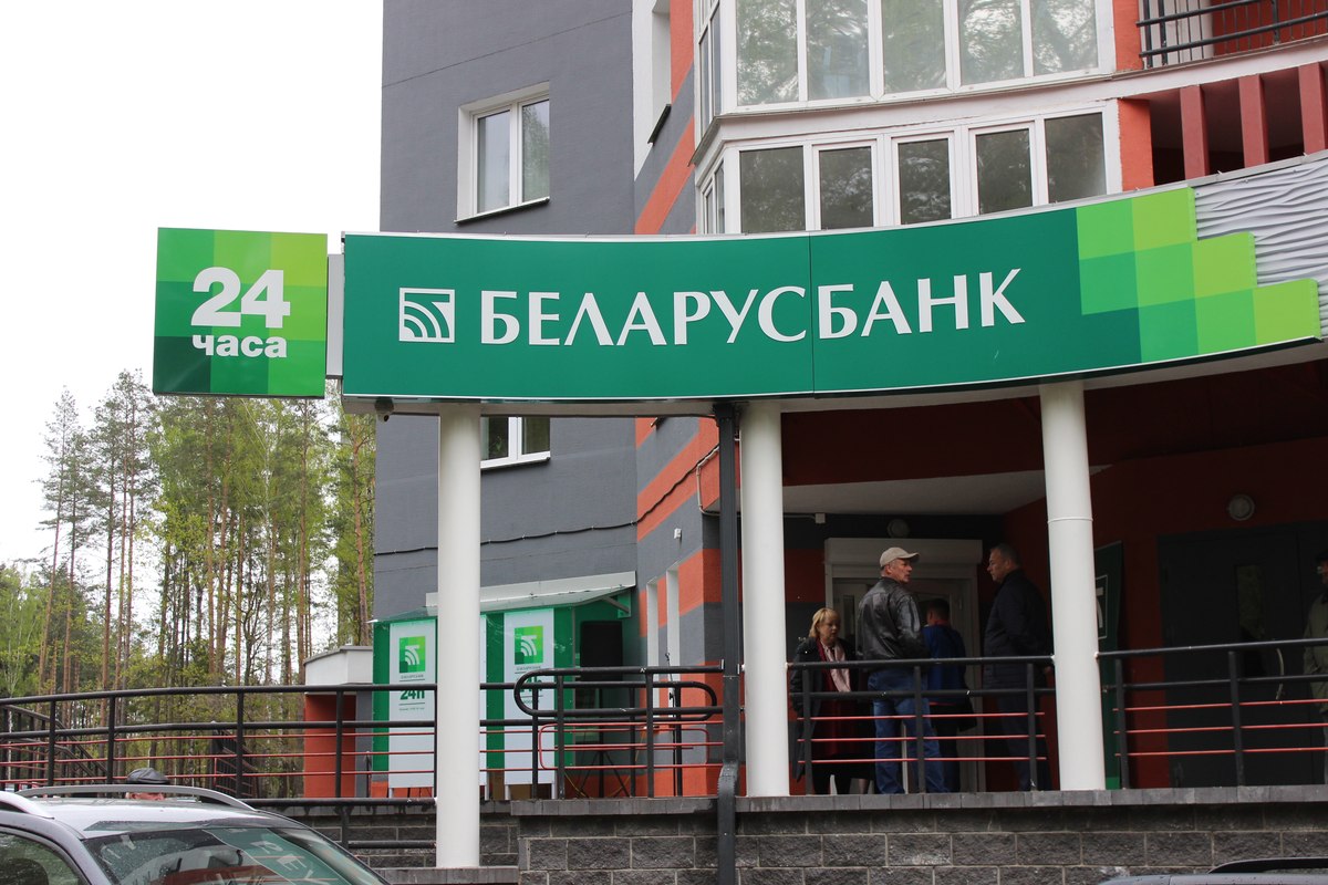 Крупный банк отменит плату за переводы в онлайн-банке между своими картами