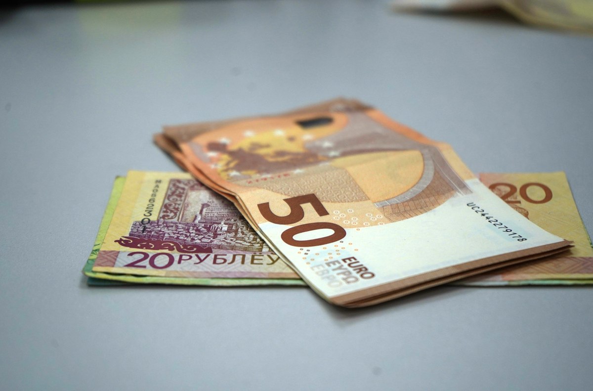Курс евро почти пробил отметку 2,4 рубля