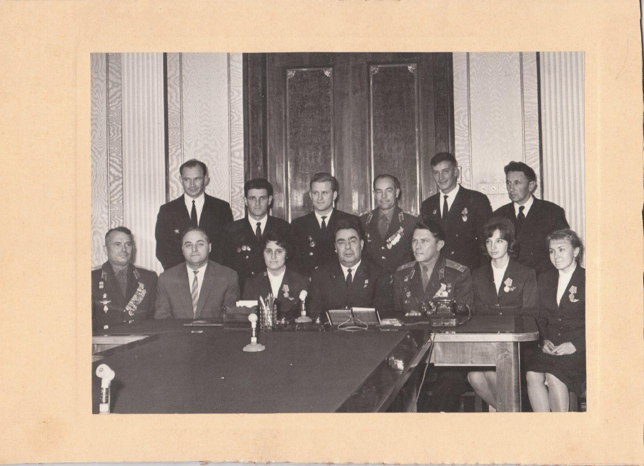 Экипаж (в том числе стюардессы) и другие приглашенные после награждения в Кремле с Брежневым