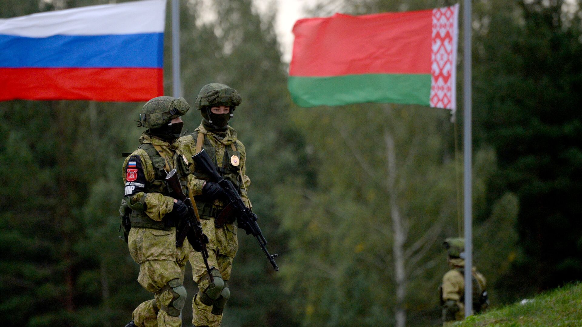 Минобороны: российские войска продолжают прибывать в Беларусь для учений