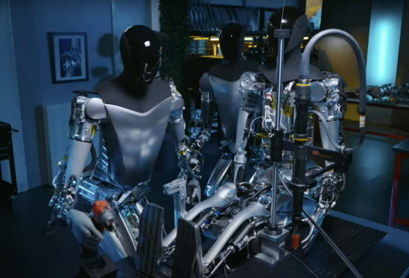 Будущее наступило: Маск показал, как два робота собирают третьего