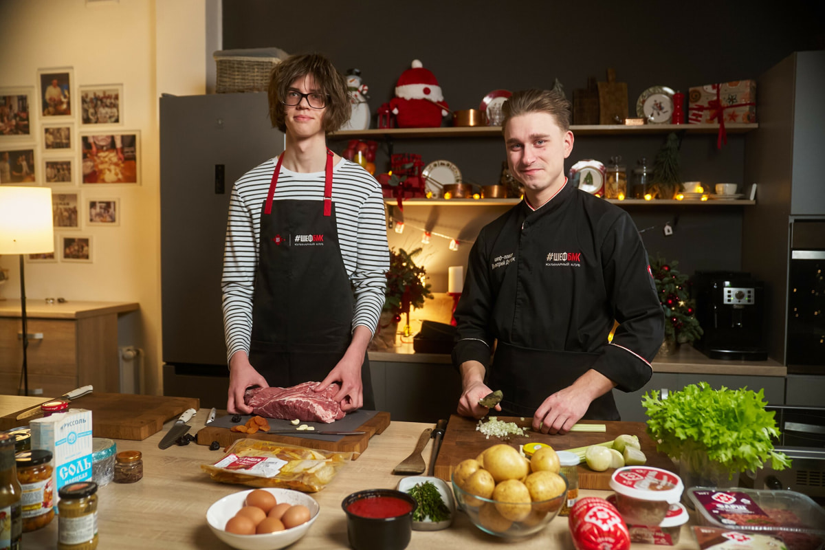 Удон, лазанья, «Оливье»&nbsp;— как накрыть новогодний стол, который объединит вкусы разных поколений