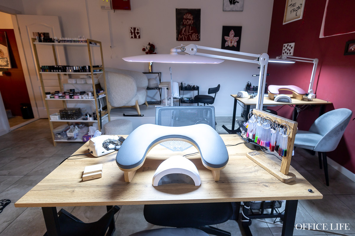 «Окончить факультет международного права, чтобы зарабатывать маникюром? Легко!» Как понять этих зумеров