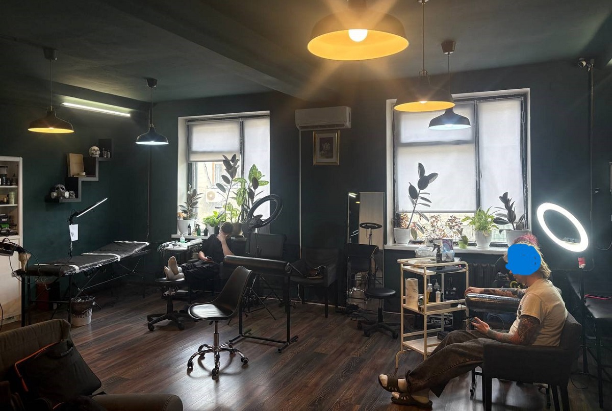 После проверки налоговой закрылся тату-коворкинг на Октябрьской