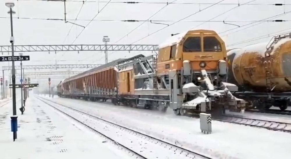 На уборку снега выведут вездеходы и БТРы, а некоторые дороги будут закрывать. Как в Беларуси сражаются с «Улли»