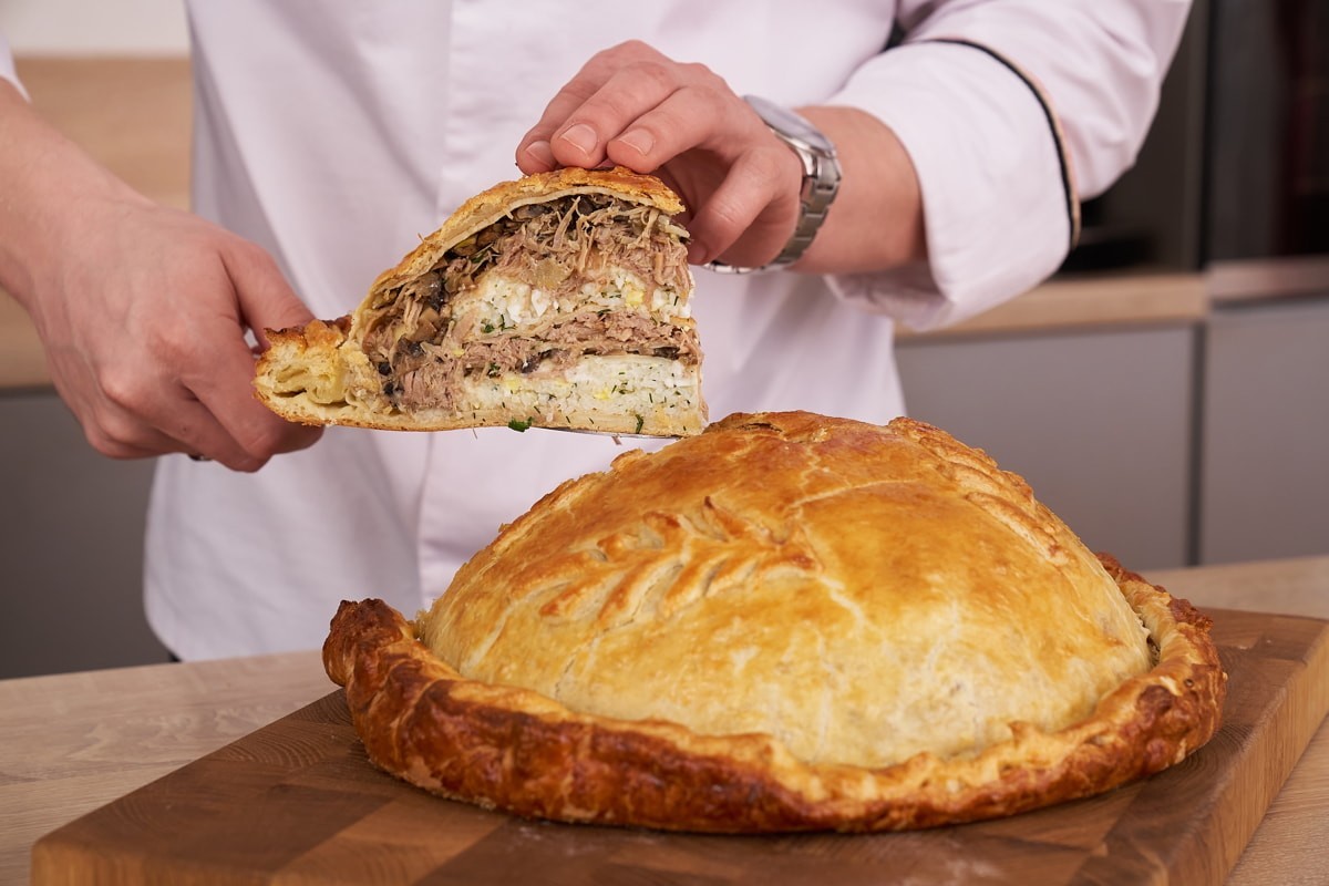 Выходные дома: смотрим сериал про повара-хулигана и готовим блинный пирог с клубом #ШЕФБМК