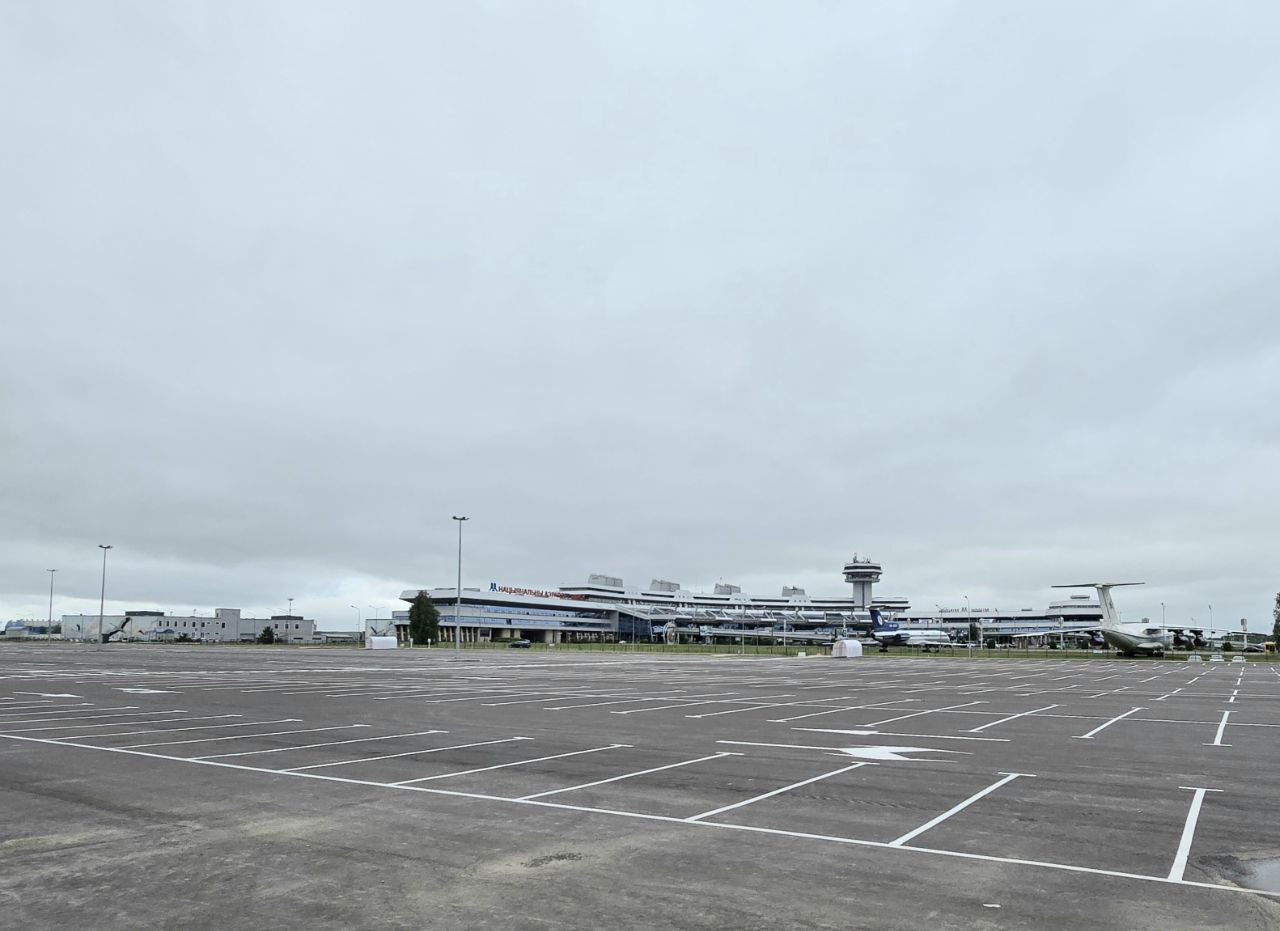 В минском аэропорту открыли после ремонта стоянку для автомобилей