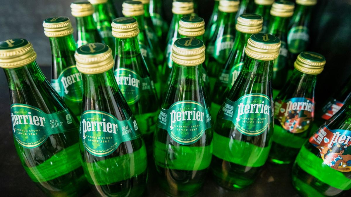 Во Франции уничтожили 2 млн бутылок воды Perrier из-за бактерий «фекального происхождения»