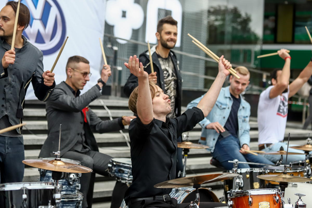 В центре Минска прошел необычный pop-up-концерт: на барабанах сыграл Polo Drive