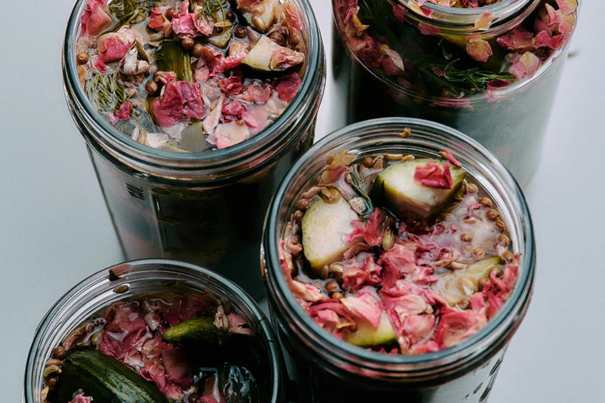 Памела Андерсон выпустила лимитированную серию маринованных огурцов