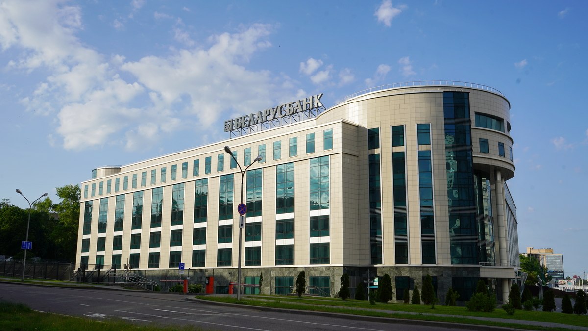 Вложился в первую частную авиакомпанию страны. 10 неизвестных фактов про Беларусбанк