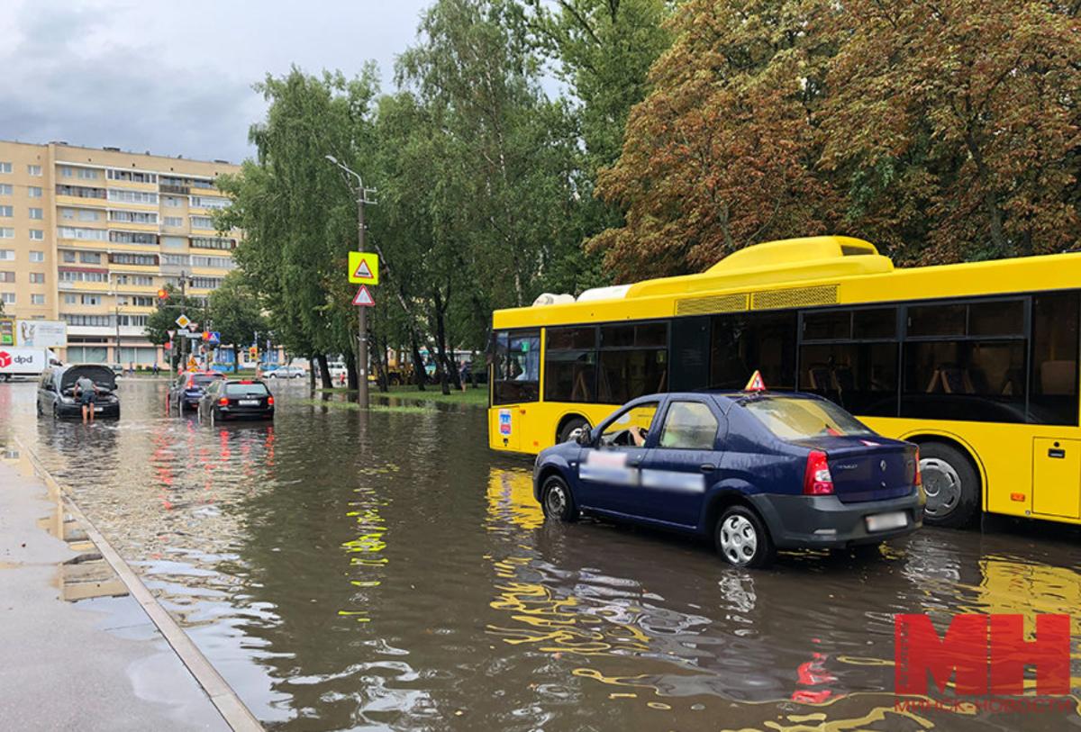 В Минске из-за ливня приостановлено движение общественного транспорта