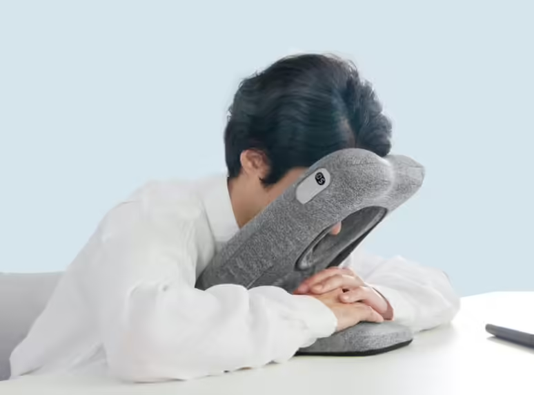 Японцы придумали подушку для сна прямо за рабочим столом. За ней выстроилась очередь