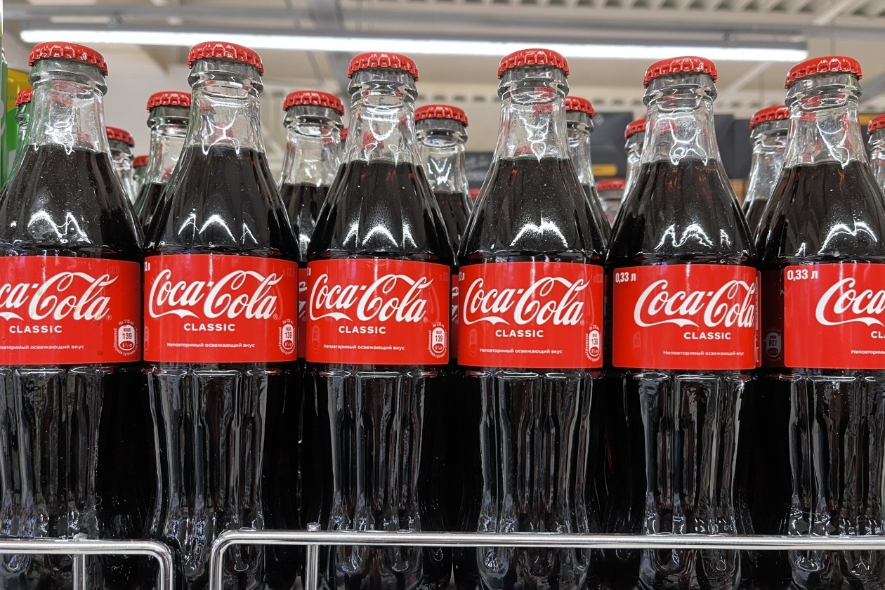 Coca-Cola ушла из России, но осталась в лидерах по продажам
