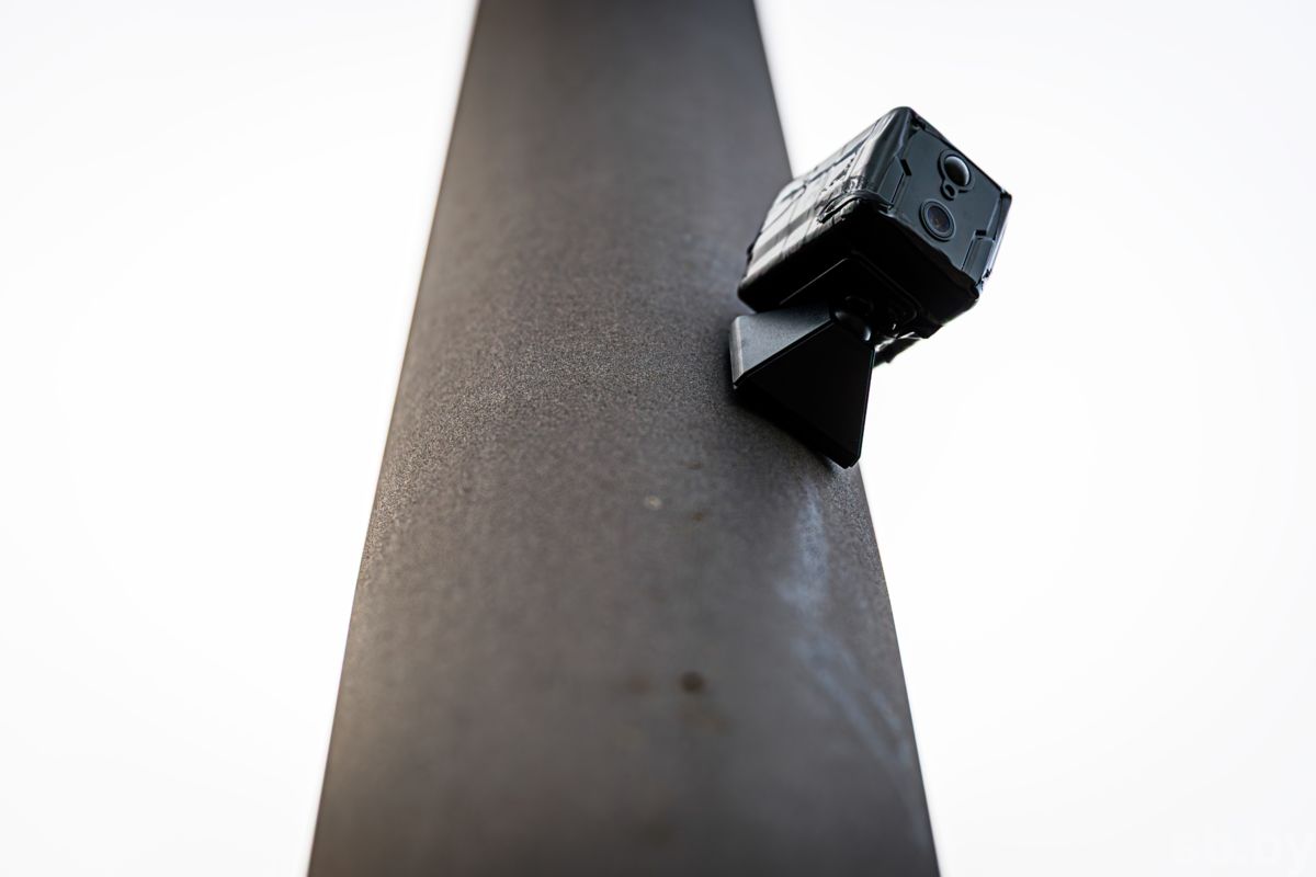 Миниатюрная и работает пять часов без подзарядки. Как ГАИ тестирует новую скрытую камеру