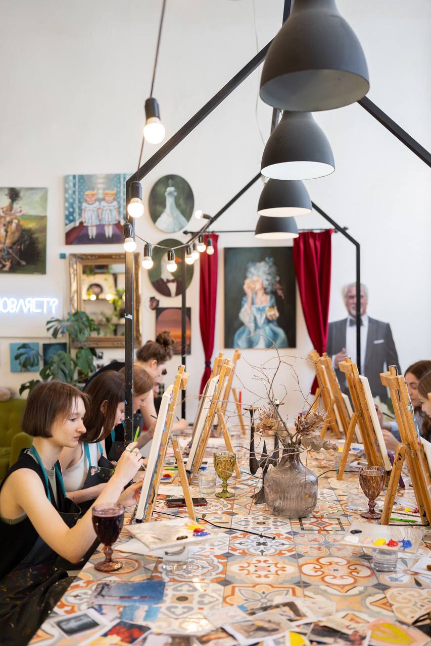 «На плохой бумаге хорошей работы не получится». Как открыть студию рисования