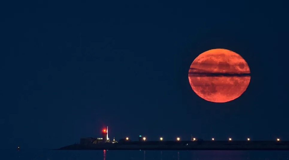 Ночью можно было увидеть осетровую луну. Как она выглядела