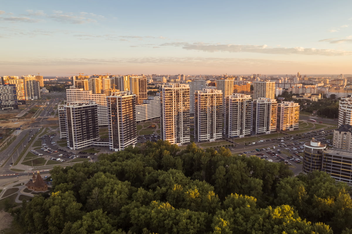 Доступные кредиты, «свежие» квартиры и наплыв из регионов: что будет на рынке жилья в Минске