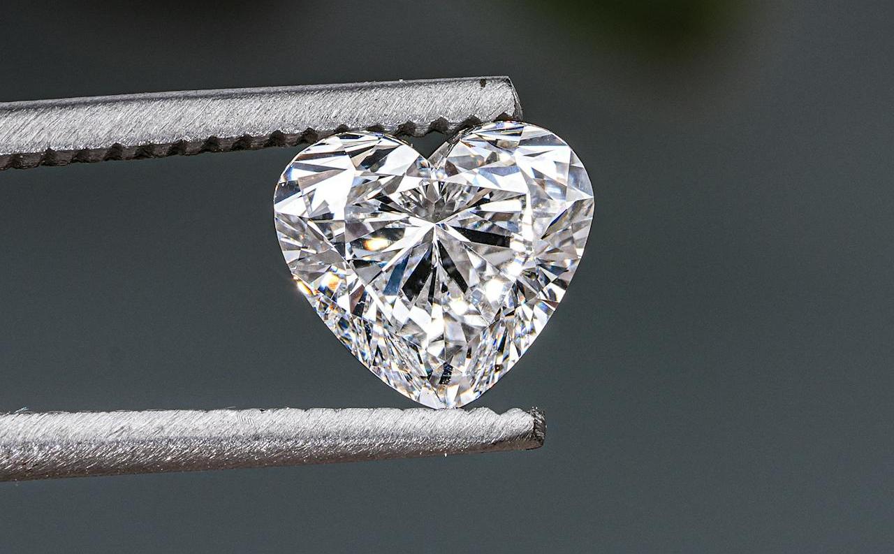 Крупнейший в мире производитель алмазов впервые с 2024 года снизил цены