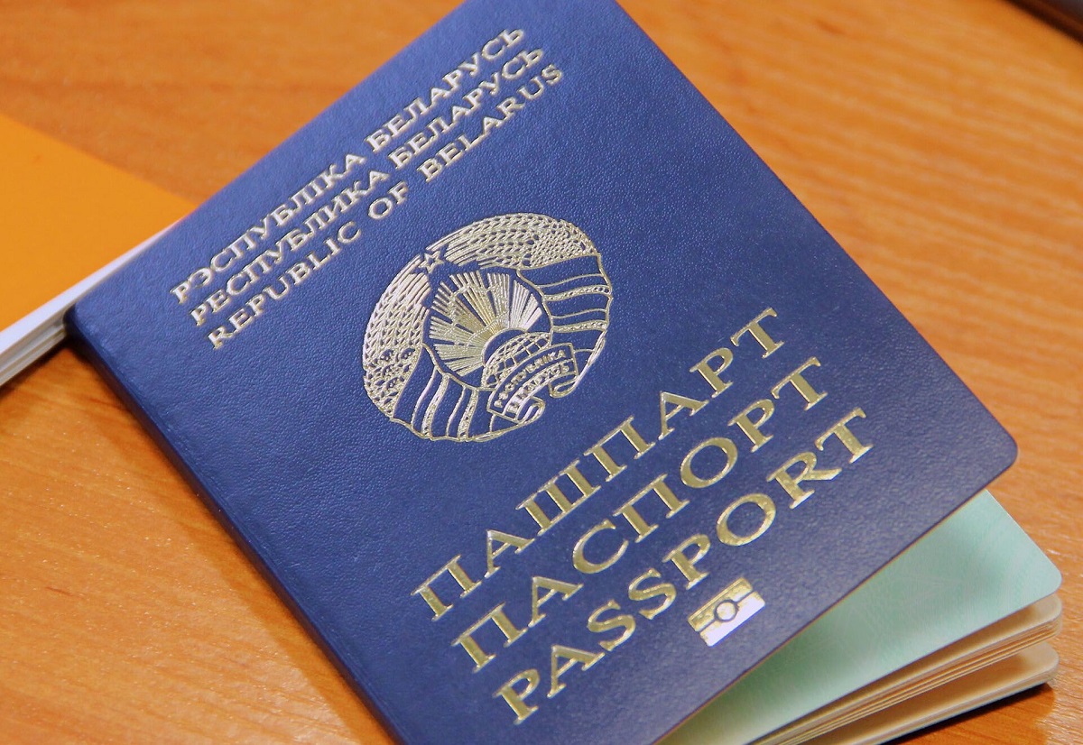 В Беларуси мужчины до 27 лет смогут получить паспорт только со справкой из военкомата