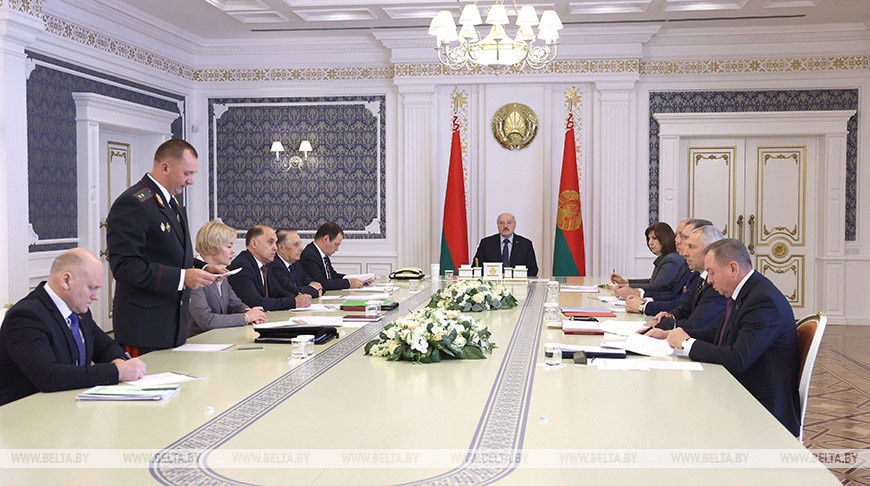 Лукашенко обсудил с чиновниками возможность лишения гражданства для уехавших из страны