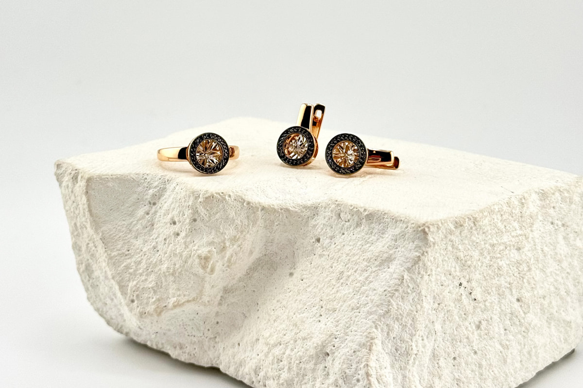 Танцующие бриллианты, турмалин и шпинель: в Минске проходит выставка «Украшения для бизнес-леди»