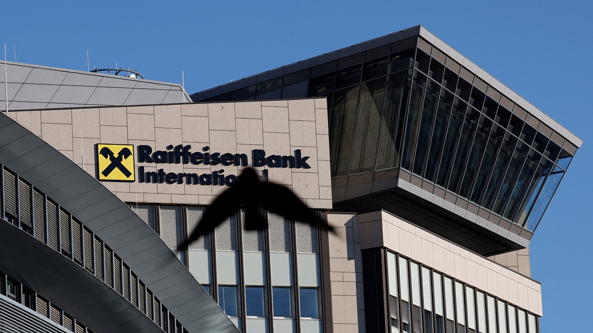 Чешский Raiffeisen Bank прекратит платежи и переводы в Россию и Беларусь