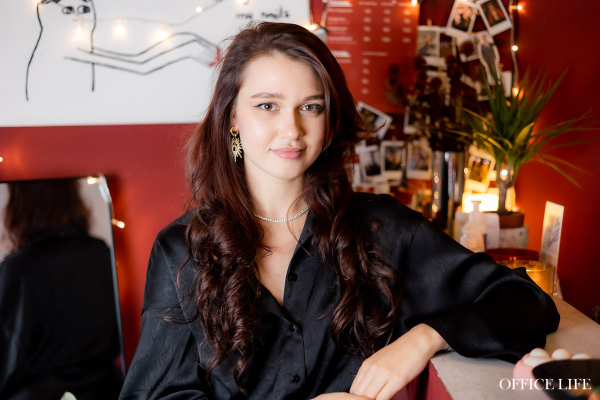 «Окончить факультет международного права, чтобы зарабатывать маникюром? Легко!» Как понять этих зумеров