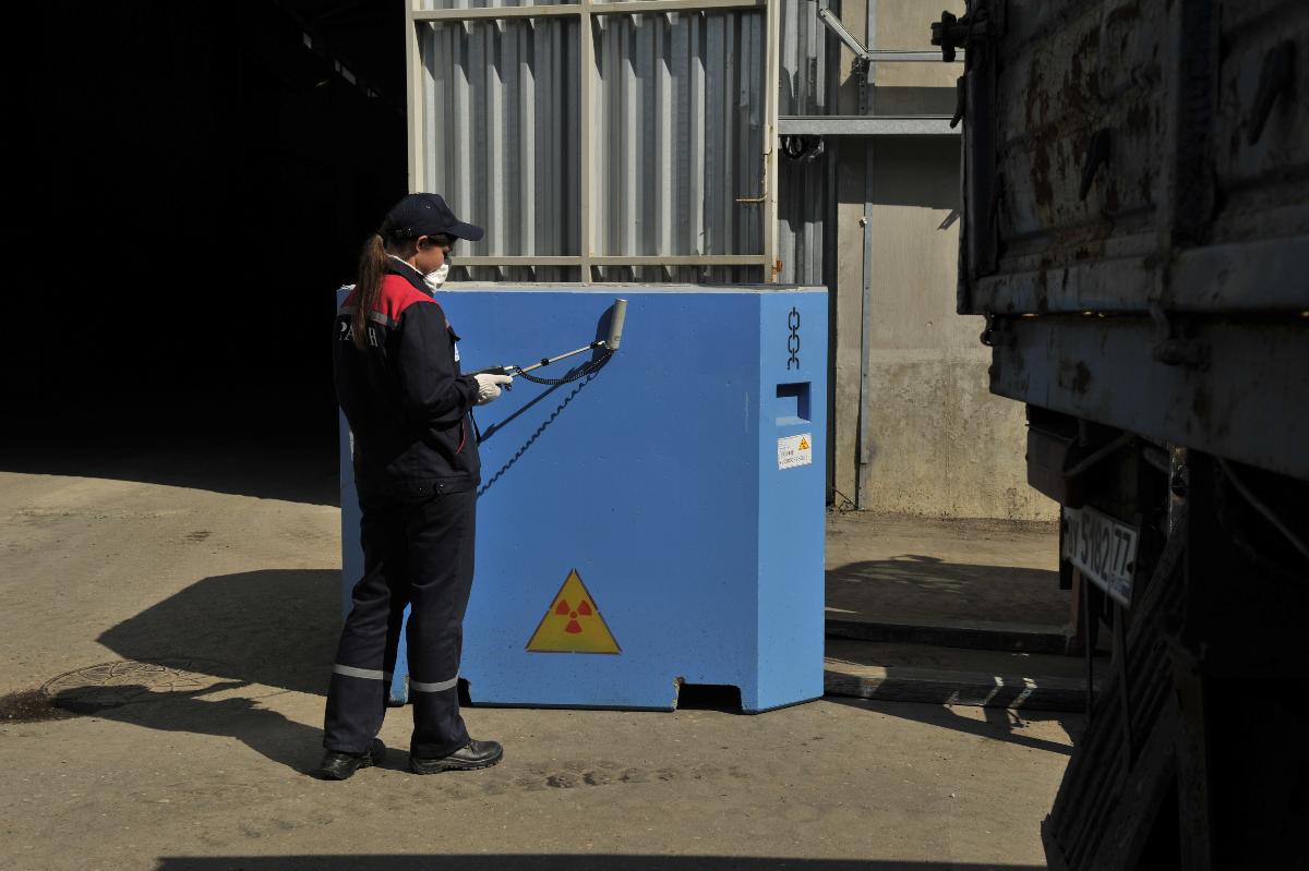 «За год работник получает дозу, как после 20 полетов на самолете». Посмотрели, как устроено хранилище для радиоактивных отходов