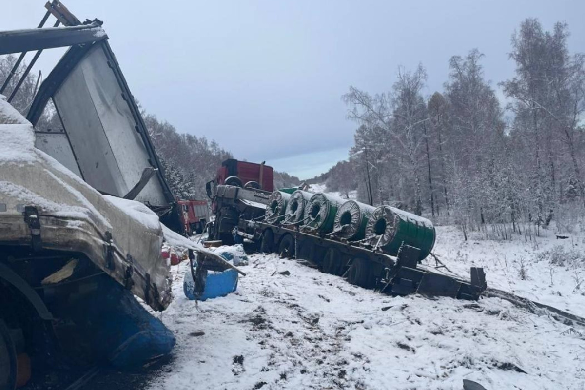 Два белоруса погибли в крупном ДТП с участием фур в России