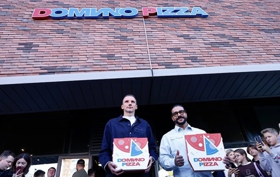 В России презентовали новое название Domino's Pizza после продажи сети Тимати