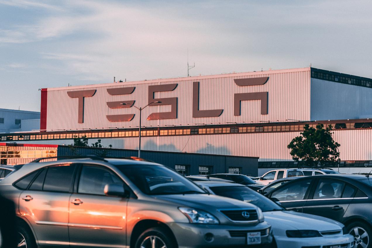 Tesla отзывает 2,2 млн электромобилей из-за мелкого шрифта