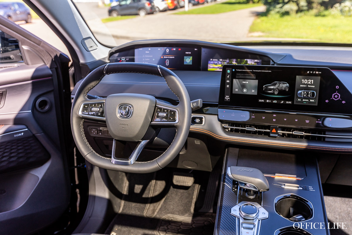 «Машина, которая забирает часть функций водителя». Протестировали флагманский кроссовер от Changan с директором «Мира фитнеса»