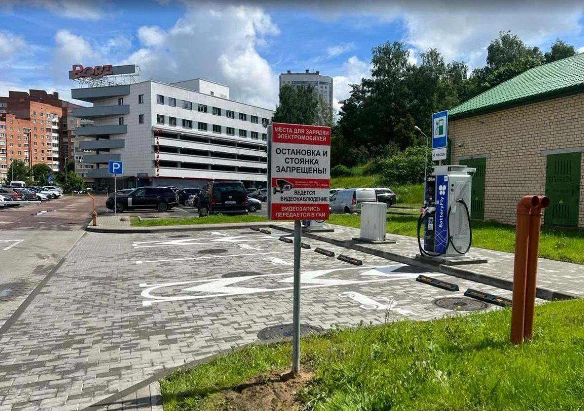 В Минске открыли зарядный хаб для электрокаров, который передает данные о нарушениях в ГАИ