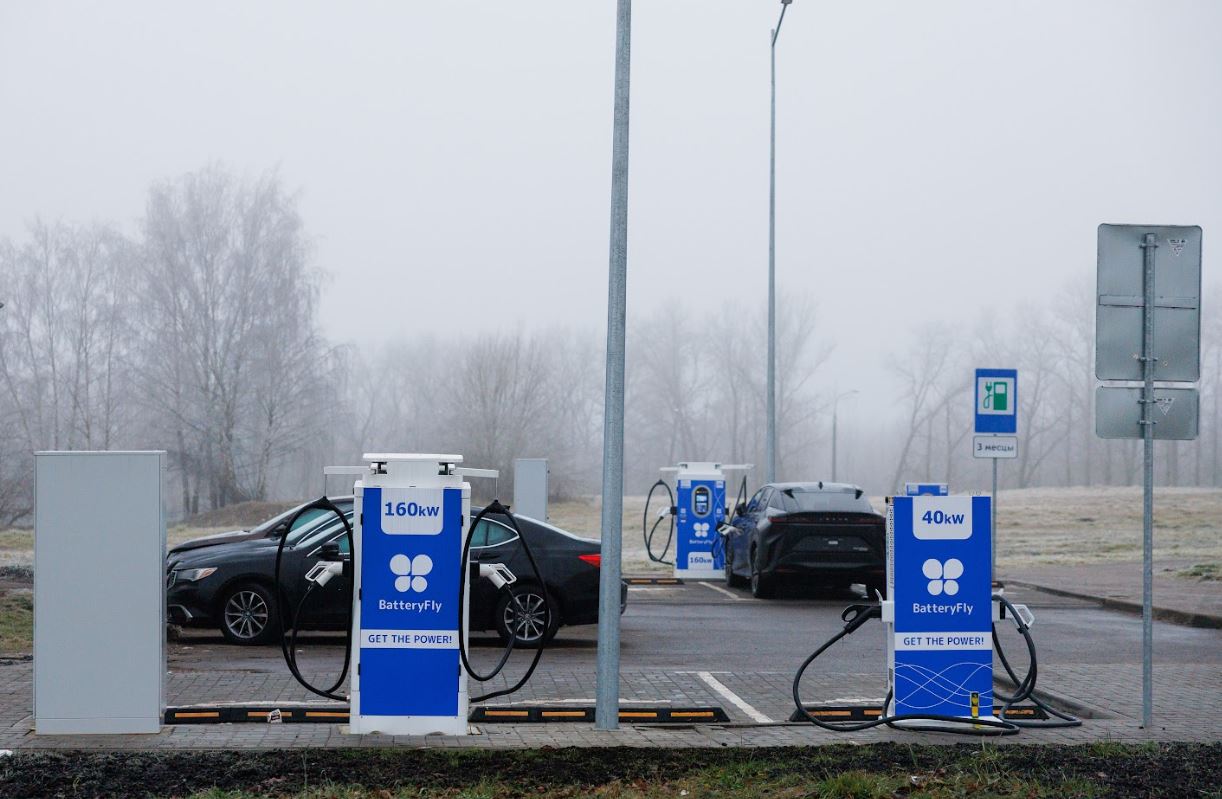 Зарядка электрокара за 20 минут. В Минске начали ставить сверхбыстрые станции формата «у дома»