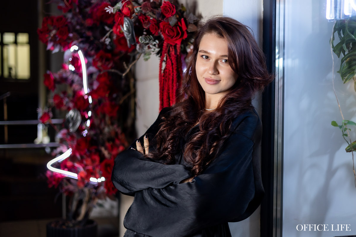 «Окончить факультет международного права, чтобы зарабатывать маникюром? Легко!» Как понять этих зумеров