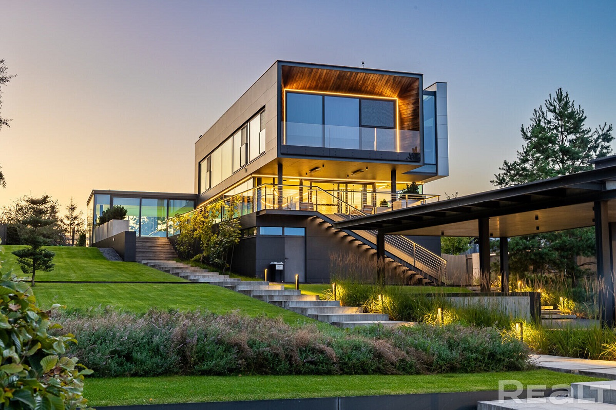 В Смолевичском районе выставили на продажу стильный коттедж. Конечно, цена, прямо скажем, “кусается”, но выглядит он, действительно, достойно. Информацию о продаже опубликовал Realt. Начнем с того, что за коттедж с участком в 20 соток просят ни много, ни 