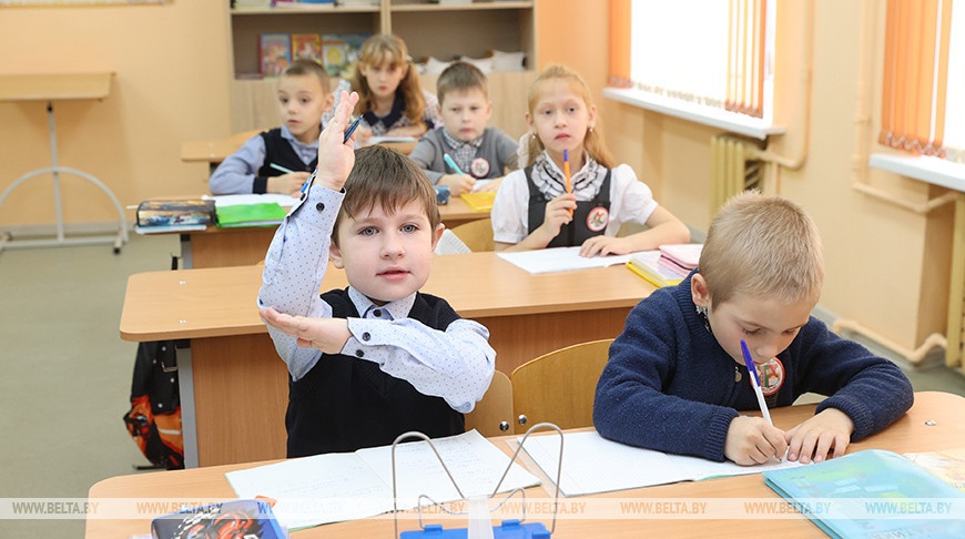 В Беларуси вводят второй обязательный элемент школьной формы