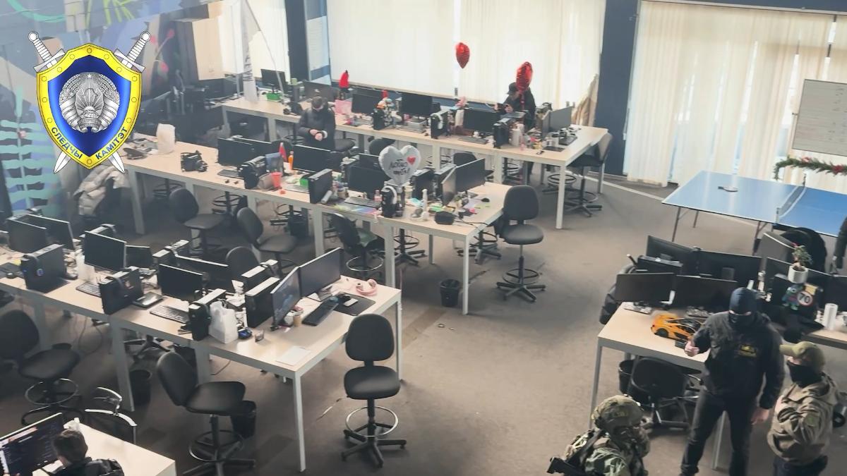 В Беларуси раскрыли самую масштабную сеть мошеннических колл-центров. Подробности