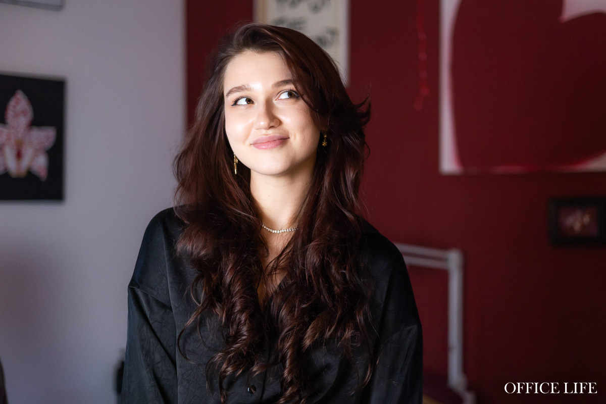 «Окончить факультет международного права, чтобы зарабатывать маникюром? Легко!» Как понять этих зумеров